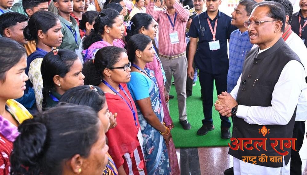 रायपुर : मुख्यधारा की ओर लौटता विश्वास : 140 आत्मसमर्पित नक्सलियों ने मुख्यमंत्री से की मुलाकात