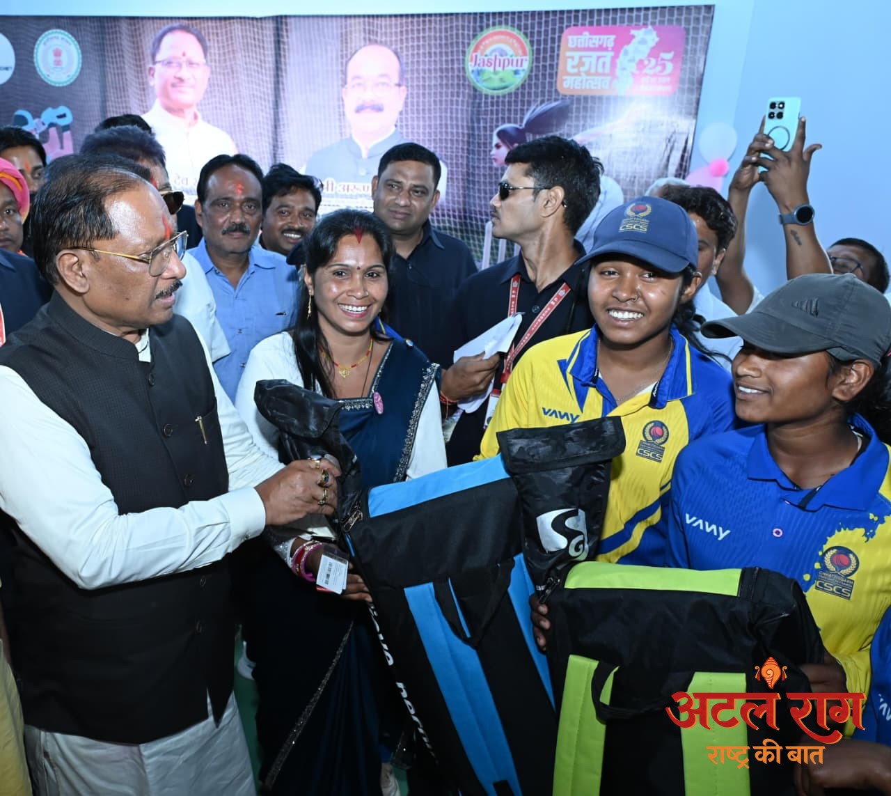 रायपुर : मुख्यमंत्री विष्णु देव साय ने इचकेला की बालिका क्रिकेट खिलाड़ियों को किया सम्मानित : क्रिकेट किट प्रदान कर बढ़ाया उत्साह