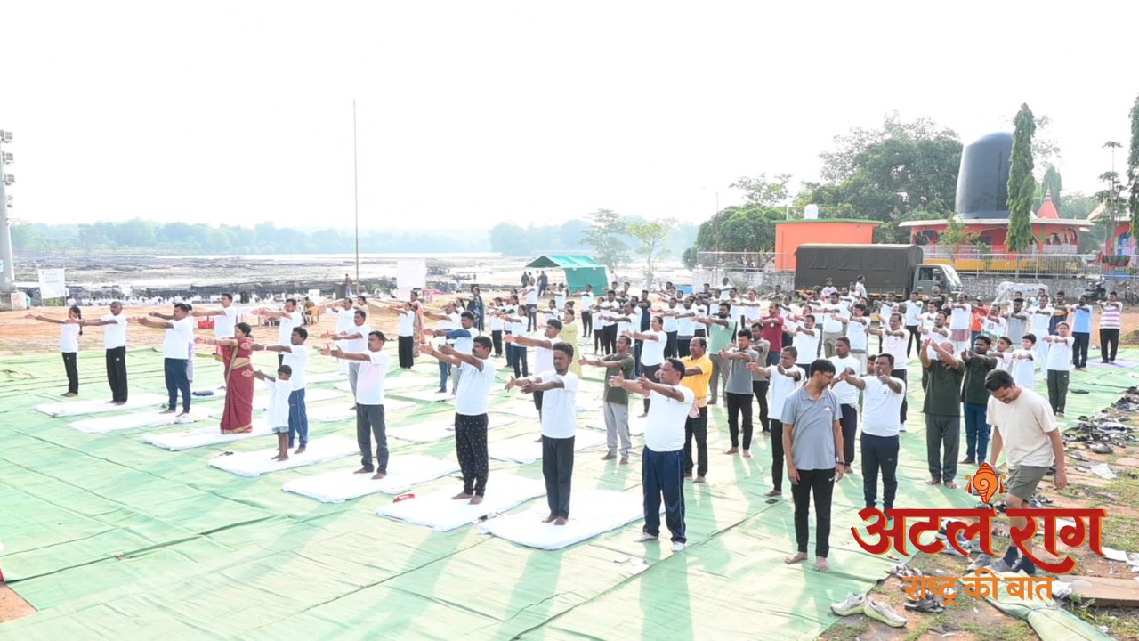 रायपुर : चित्रकोट जलप्रपात की मनोरम छटा के बीच मनाया गया अंतर्राष्ट्रीय योग दिवस