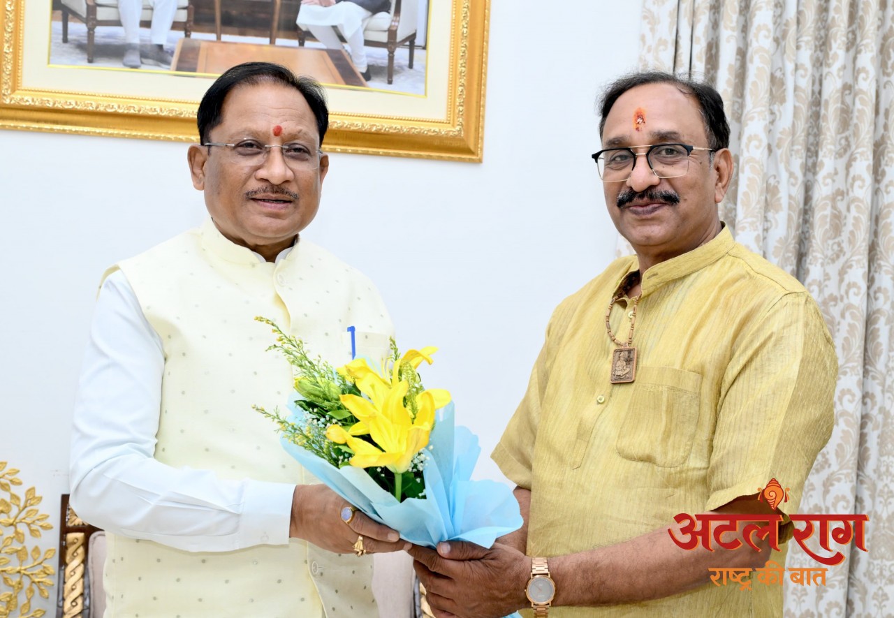 रायपुर : मुख्यमंत्री से छत्तीसगढ़ योग आयोग के नवनियुक्त अध्यक्ष संजय अग्रवाल ने की सौजन्य मुलाकात