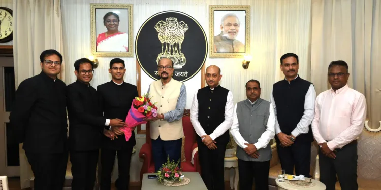रायपुर : राज्यपाल से परिवीक्षाधीन आईएएस अधिकारियों ने की सौजन्य भेंट