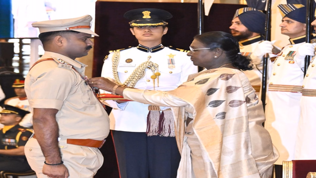 रायपुर : वित्त मंत्री ओपी चौधरी ने शौर्य चक्र से सम्मानित छत्तीसगढ़ पुलिस के जांबाज अधिकारियों को दी बधाई
