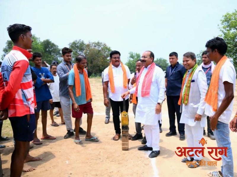रायपुर : जंगल के बीच क्रिकेट का मैदान और उप मुख्यमंत्री अरुण साव के हाथ में बैट