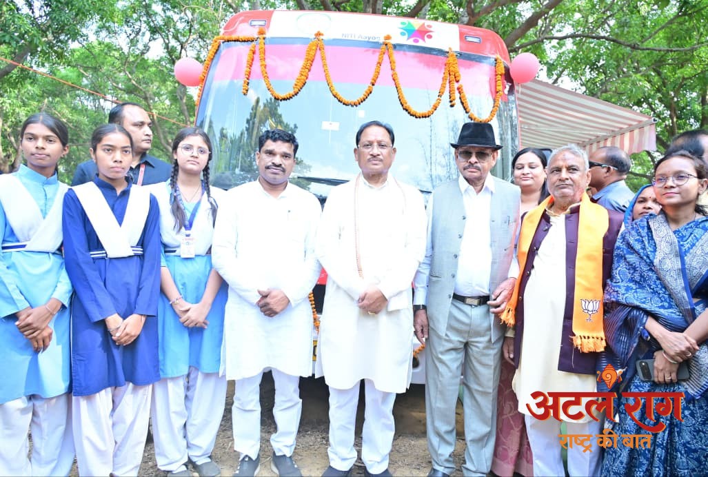 सीएम विष्णु देव साय ने ‘कामयाबी वेन’ को दिखाई हरी झंडी : दूरस्थ गांवों के विद्यार्थियों तक पहुंचेगी डिजिटल शिक्षा की नई रोशनी