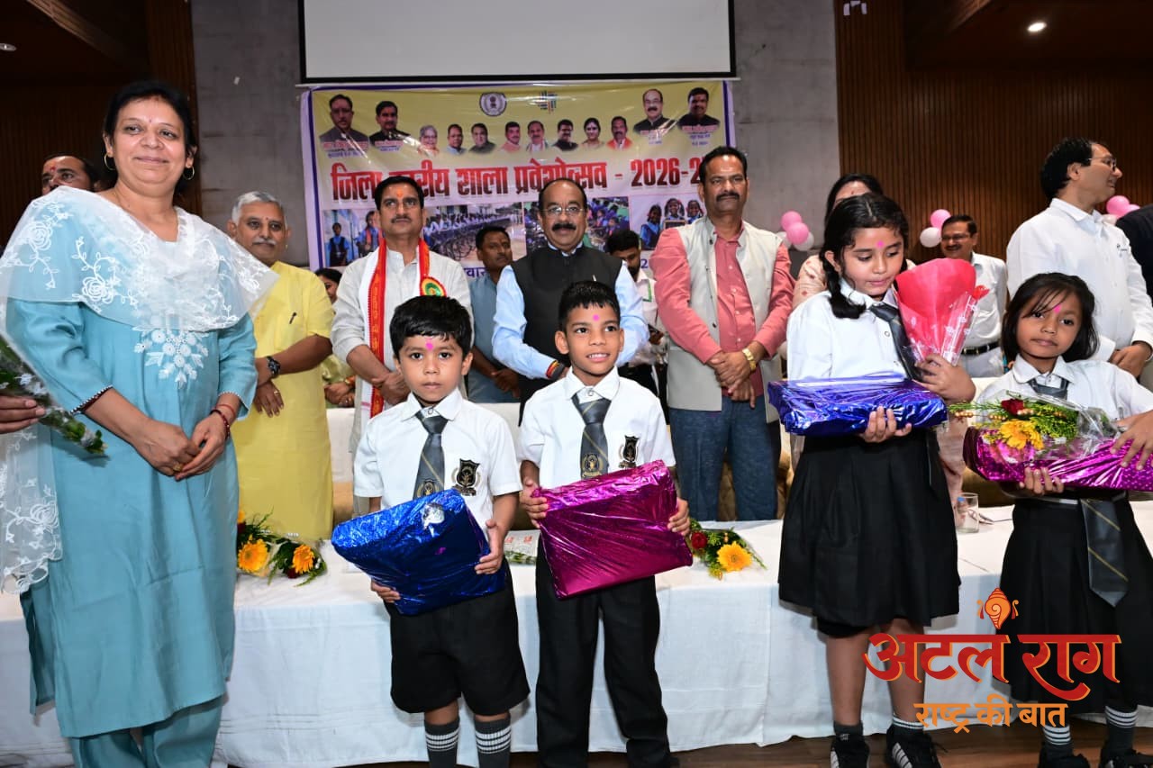 केंद्रीय राज्य मंत्री तोखन साहू और उप मुख्यमंत्री अरुण साव ने नवप्रवेशी बच्चों का तिलक लगाकर किया आत्मीय स्वागत, न्योता भोज में साथ में किया भोजन