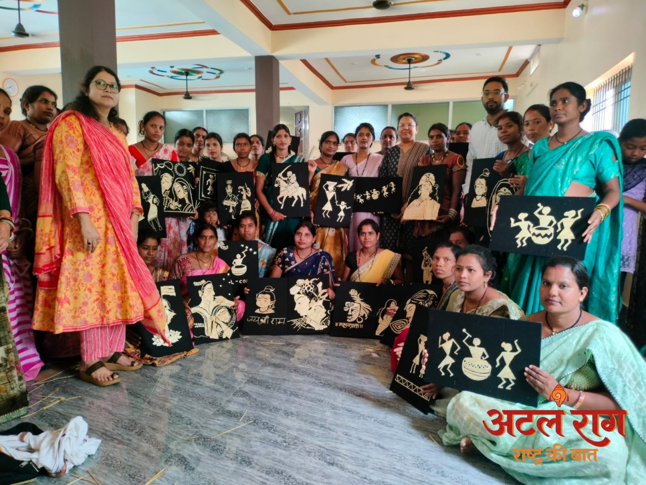 आत्मनिर्भरता की ओर बढ़ते कदम : बलौदाबाजार में समूह की 40 महिलाओं को मिला धान और पैरा आर्ट का प्रशिक्षण