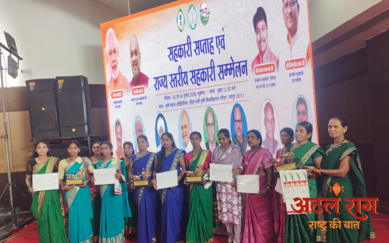 मुख्यमंत्री विष्णुदेव साय ने जशपुर के वन धन विकास केंद्र पंचक्की की महिला स्व-सहायता समूह को किया सम्मानित