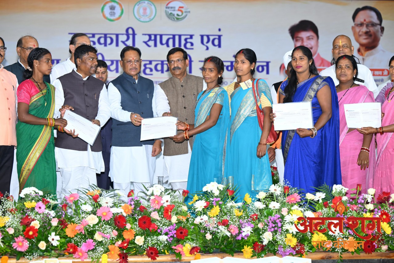 मुख्यमंत्री विष्णुदेव साय ने जशपुर के वन धन विकास केंद्र पंचक्की की महिला स्व-सहायता समूह को किया सम्मानित