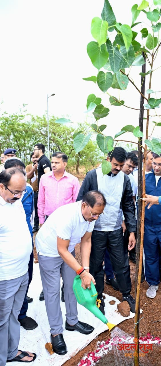 मुख्यमंत्री विष्णु देव साय ने एक पेड़ माँ के नाम अभियान के तहत किया पौधारोपण