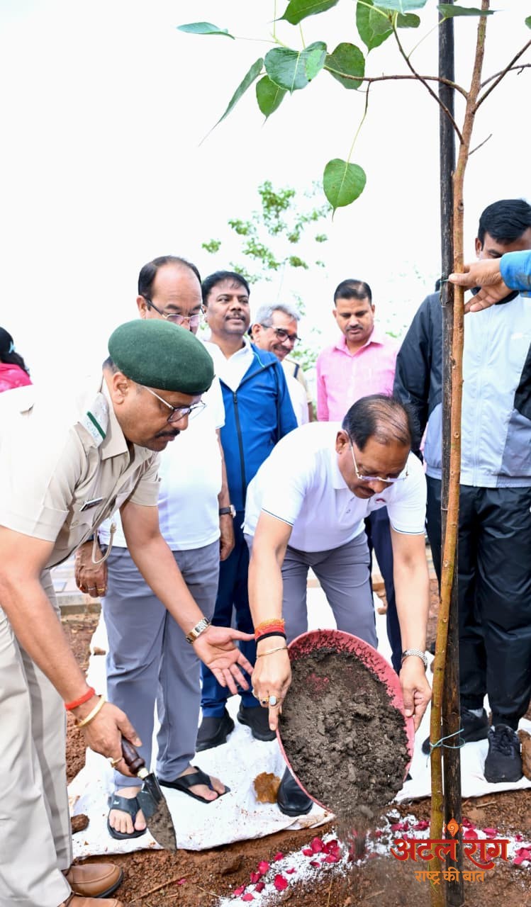 मुख्यमंत्री विष्णु देव साय ने एक पेड़ माँ के नाम अभियान के तहत किया पौधारोपण