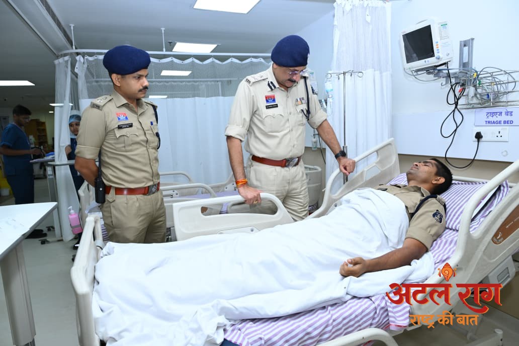 पुलिस कमिश्नर  संजीव शुक्ला ने अस्पताल पहुंचकर घायल पुलिस जवानों का जाना हाल