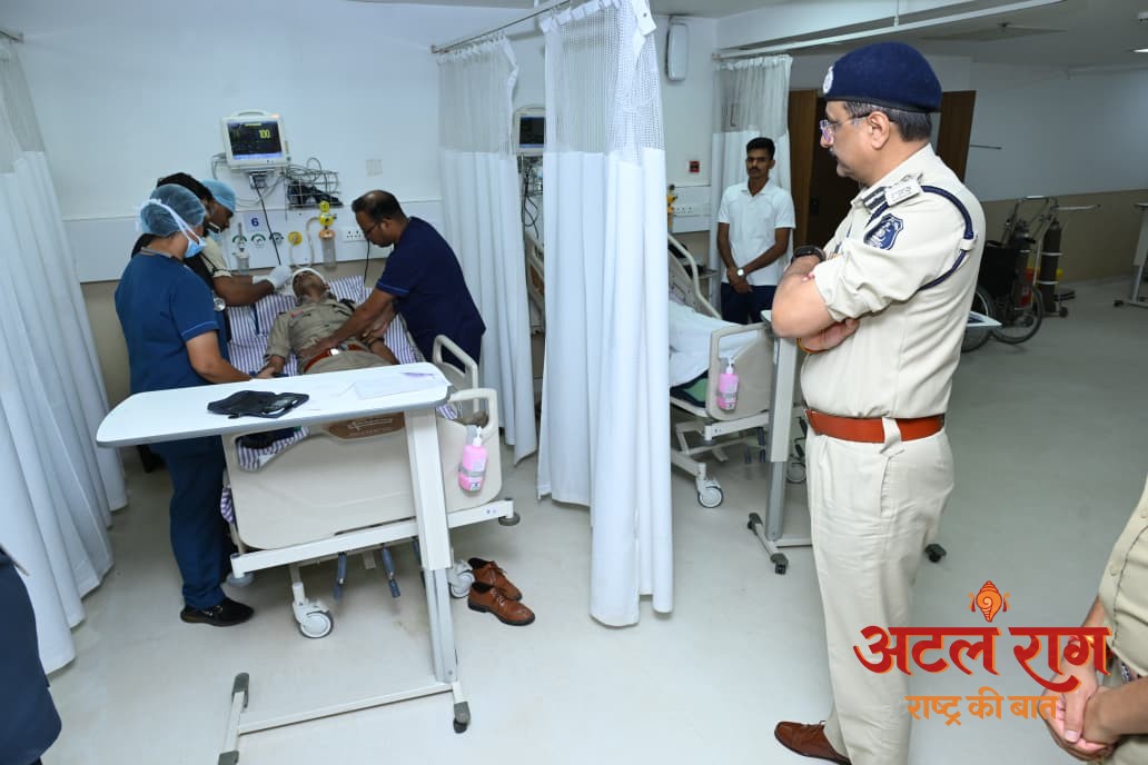 पुलिस कमिश्नर  संजीव शुक्ला ने अस्पताल पहुंचकर घायल पुलिस जवानों का जाना हाल