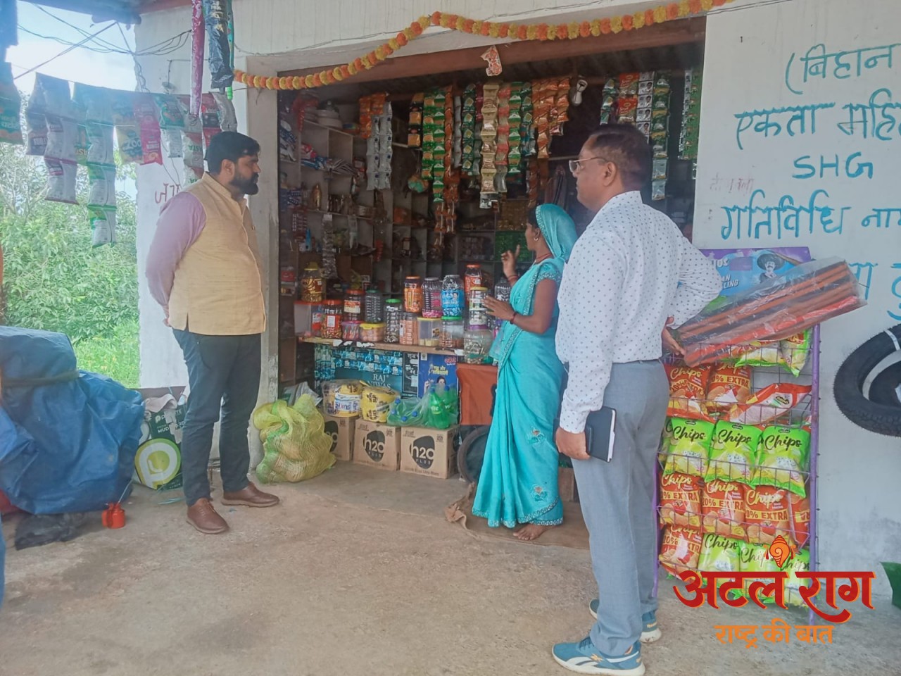 ग्रामीण महिलाओं के स्वरोजगार को सशक्त बनाने लगातार गांवों का भ्रमण कर रहे जिला पंचायत सीईओ
