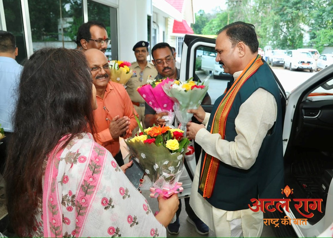 स्वास्थ्य मंत्री जायसवाल के कांकेर आगमन पर जनप्रतिनिधियों एवं कलेक्टर ने किया आत्मीय स्वागत