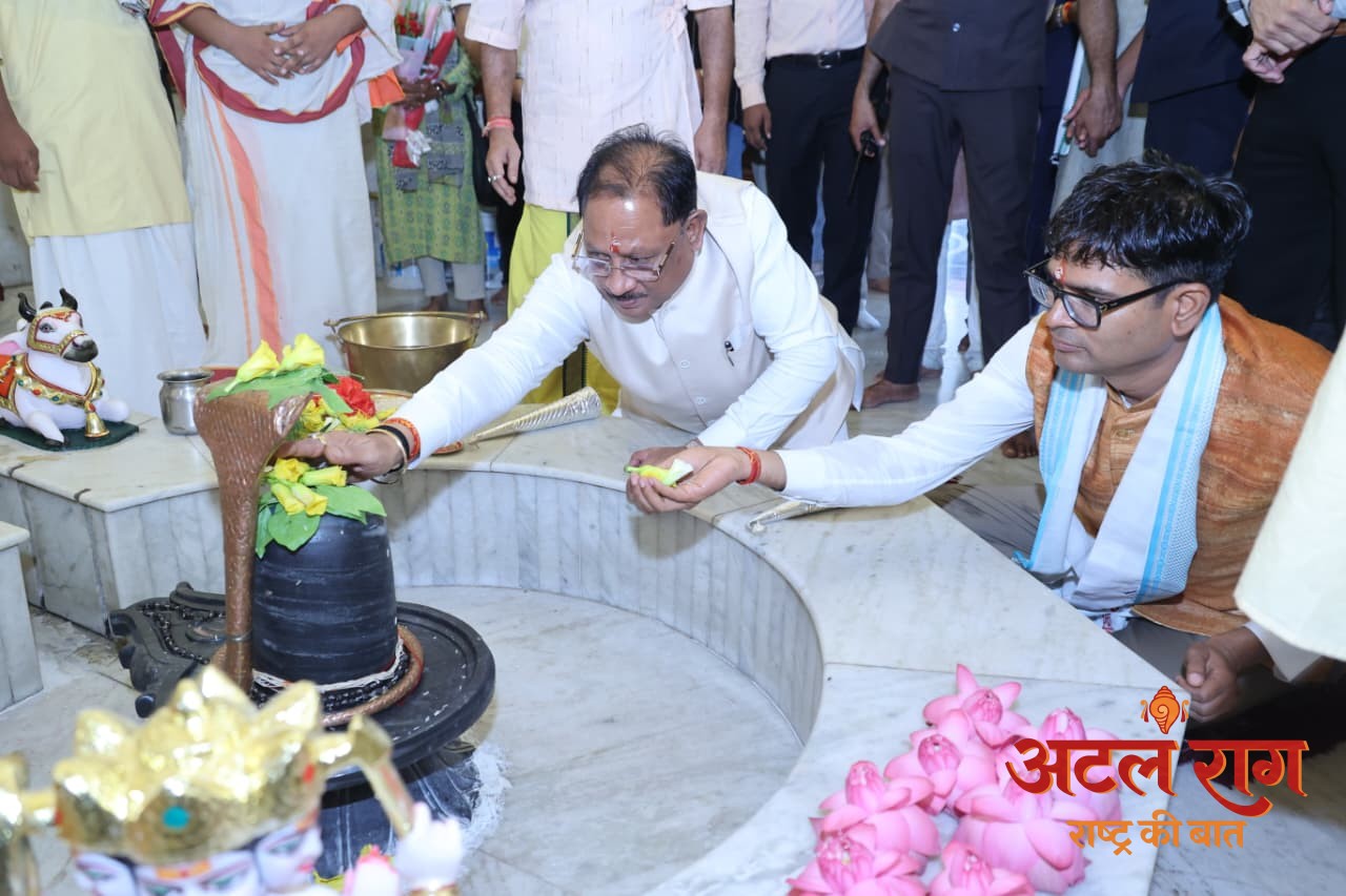 मुख्यमंत्री  विष्णु देव साय ने कैलाशपति धाम में किया जलाभिषेक: भगवान मनकामेश्वर महादेव से प्रदेश की सुख-समृद्धि एवं खुशहाली की कामना