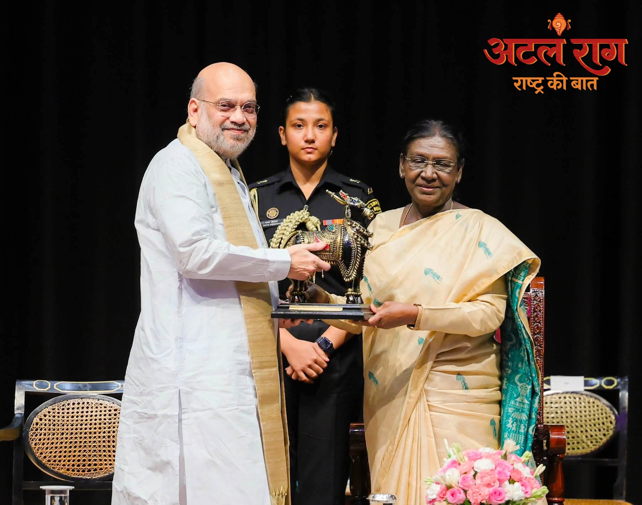 केन्द्रीय गृह एवं सहकारिता मंत्री अमित शाह ने राष्ट्रपति श्रीमती द्रौपदी मुर्मु के साथ बस्तर की सामाजिक परंपराओं के प्रमुख मांझी-चालकी और बस्तर पंडुम के विजेताओं के साथ संवाद किया