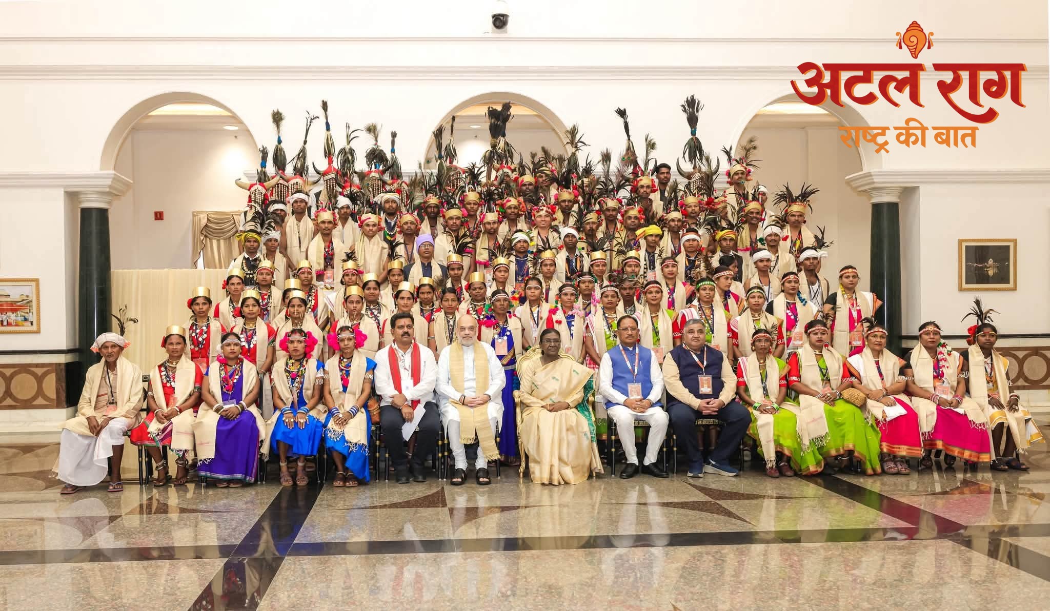 केन्द्रीय गृह एवं सहकारिता मंत्री अमित शाह ने राष्ट्रपति श्रीमती द्रौपदी मुर्मु के साथ बस्तर की सामाजिक परंपराओं के प्रमुख मांझी-चालकी और बस्तर पंडुम के विजेताओं के साथ संवाद किया