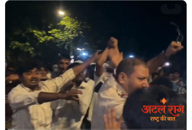 कॉकरोच जनता पार्टी बनाम अलीगढ़ के लौंडे