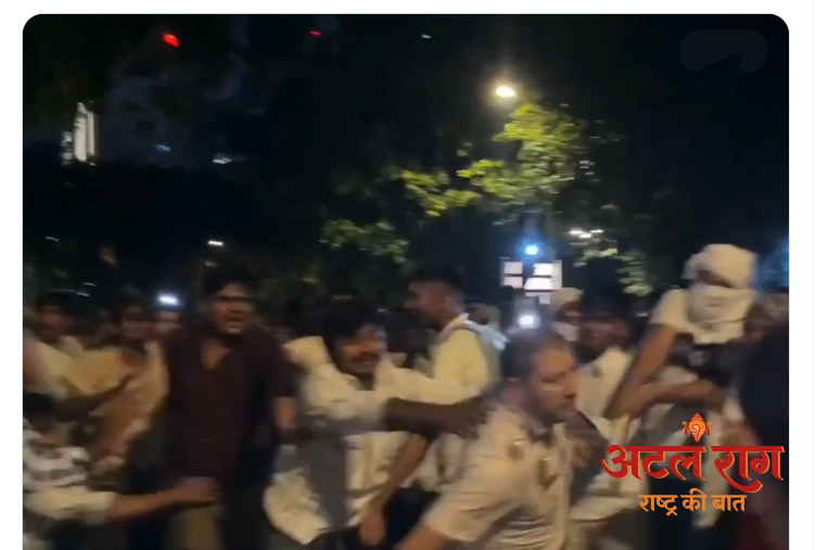 कॉकरोच जनता पार्टी बनाम अलीगढ़ के लौंडे