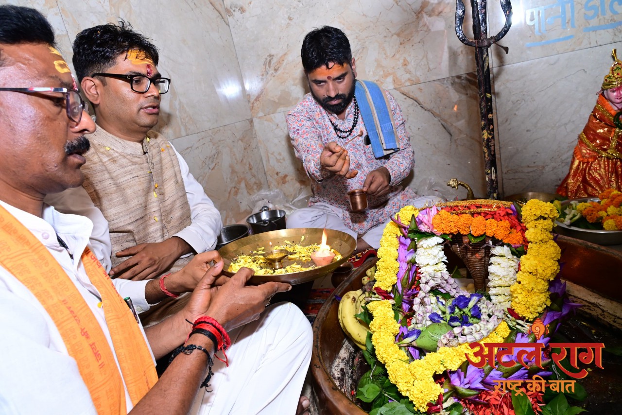 रायगढ़ के वार्ड क्रमांक 9 स्थित मंदिर में वित्त मंत्री ओपी चौधरी ने की भगवान शिव की पूजा-अर्चना