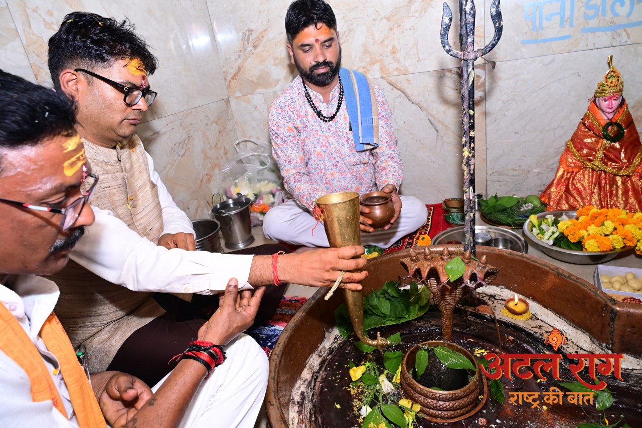 रायगढ़ के वार्ड क्रमांक 9 स्थित मंदिर में वित्त मंत्री ओपी चौधरी ने की भगवान शिव की पूजा-अर्चना