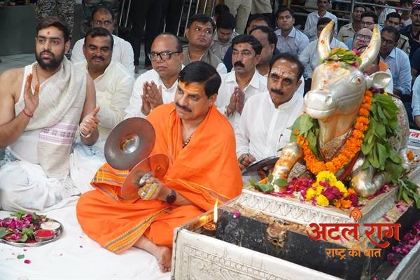 मुख्यमंत्री डॉ. यादव भगवान श्री महाकालेश्‍वर की शयन आरती में सम्मिलित हुए भोलेनाथ की भक्ति में लीन होकर झांझ बजाई, श्रद्धालुओं से चर्चा की
