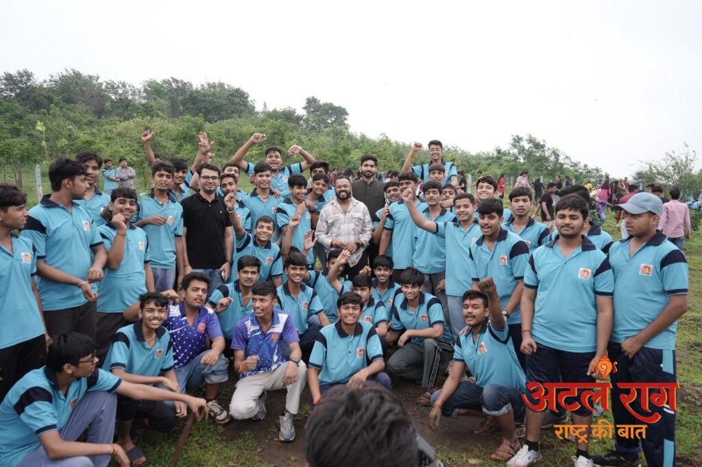 कलियासोत पहाड़ी पर विद्या भारती के पूर्व छात्रों ने रोपे 1100 पौधे, वर्ष भर देखरेख का लिया संकल्प