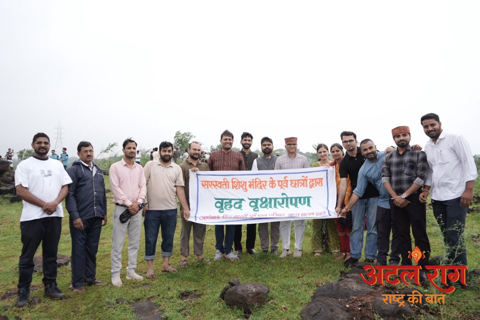 कलियासोत पहाड़ी पर विद्या भारती के पूर्व छात्रों ने रोपे 1100 पौधे, वर्ष भर देखरेख का लिया संकल्प