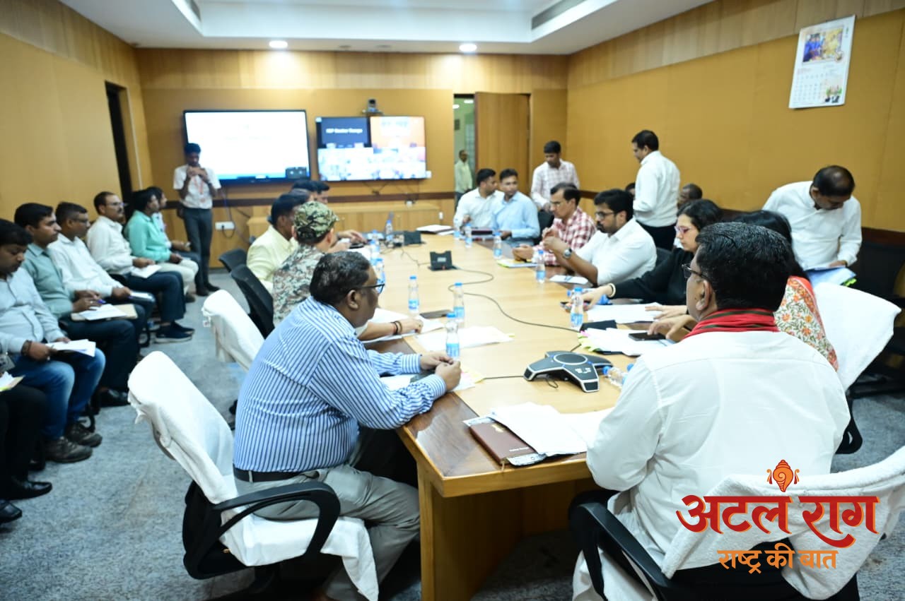 उप मुख्यमंत्री विजय शर्मा ने पुनर्वास एवं नक्सल प्रभावित परिवारों के लिए संचालित योजनाओं की समीक्षा की