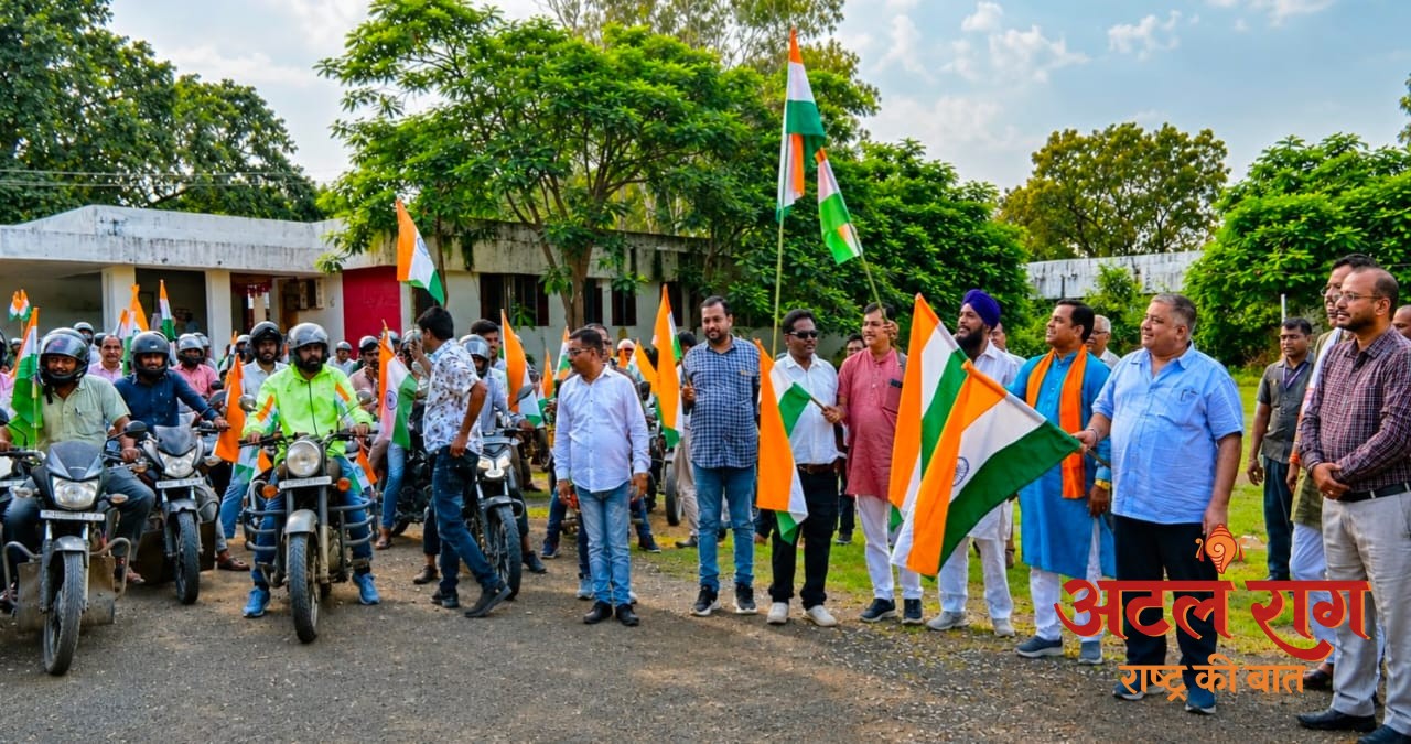 ‘हर घर तिरंगा‘ अभियान के तहत प्रभारी मंत्री राजेश अग्रवाल ने हरी झंडी दिखाकर तिरंगा बाइक रैली को किया रवाना