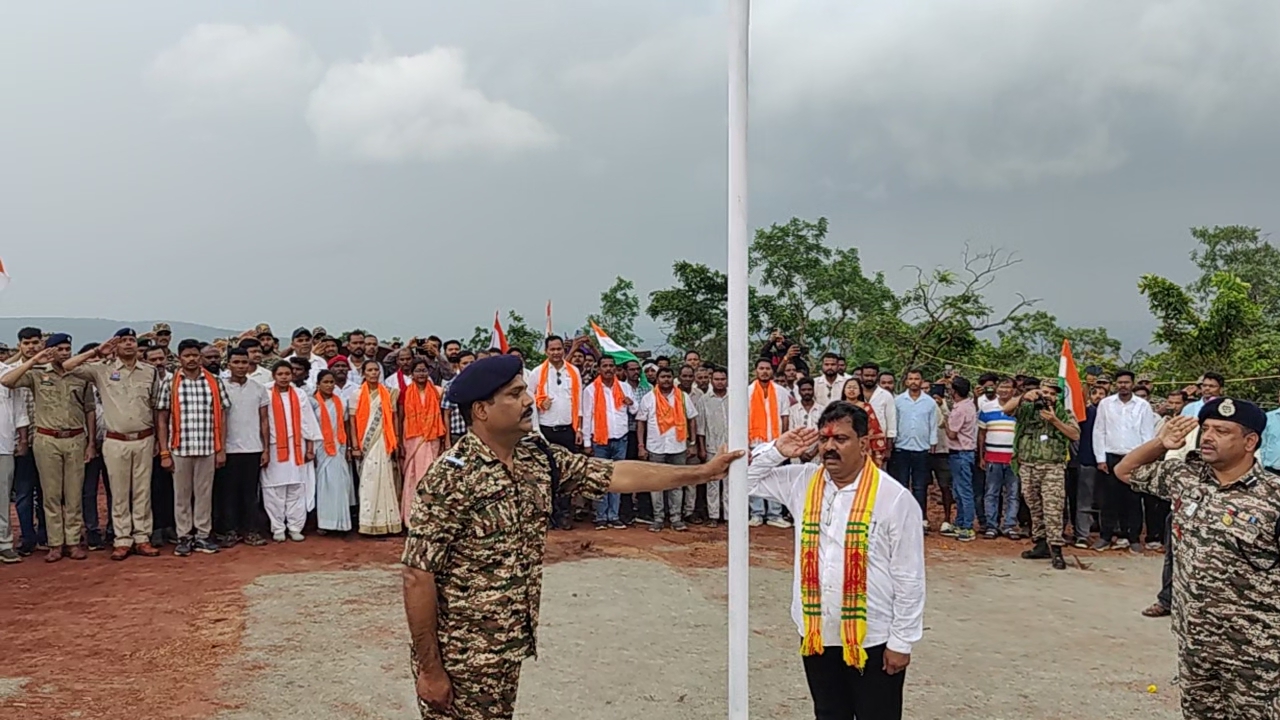 कर्रेगुट्टा पर पहुंची बस्तर तिरंगा यात्रा, उप मुख्यमंत्री विजय शर्मा ने फहराया तिरंगा