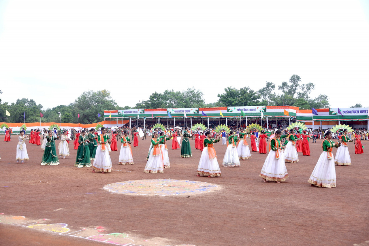 स्वतंत्रता दिवस समारोह: शालेय विद्यार्थियों की सांस्कृतिक प्रस्तुतियों ने बांधा समां