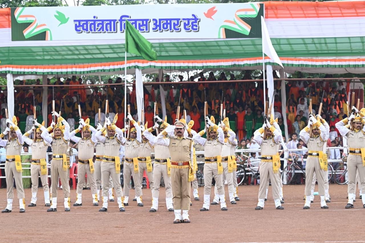 स्वतंत्रता दिवस समारोह: मुख्यमंत्री साय ने पुलिस परेड ग्राउंड पर किया ध्वजारोहण, परेड की ली सलामी
