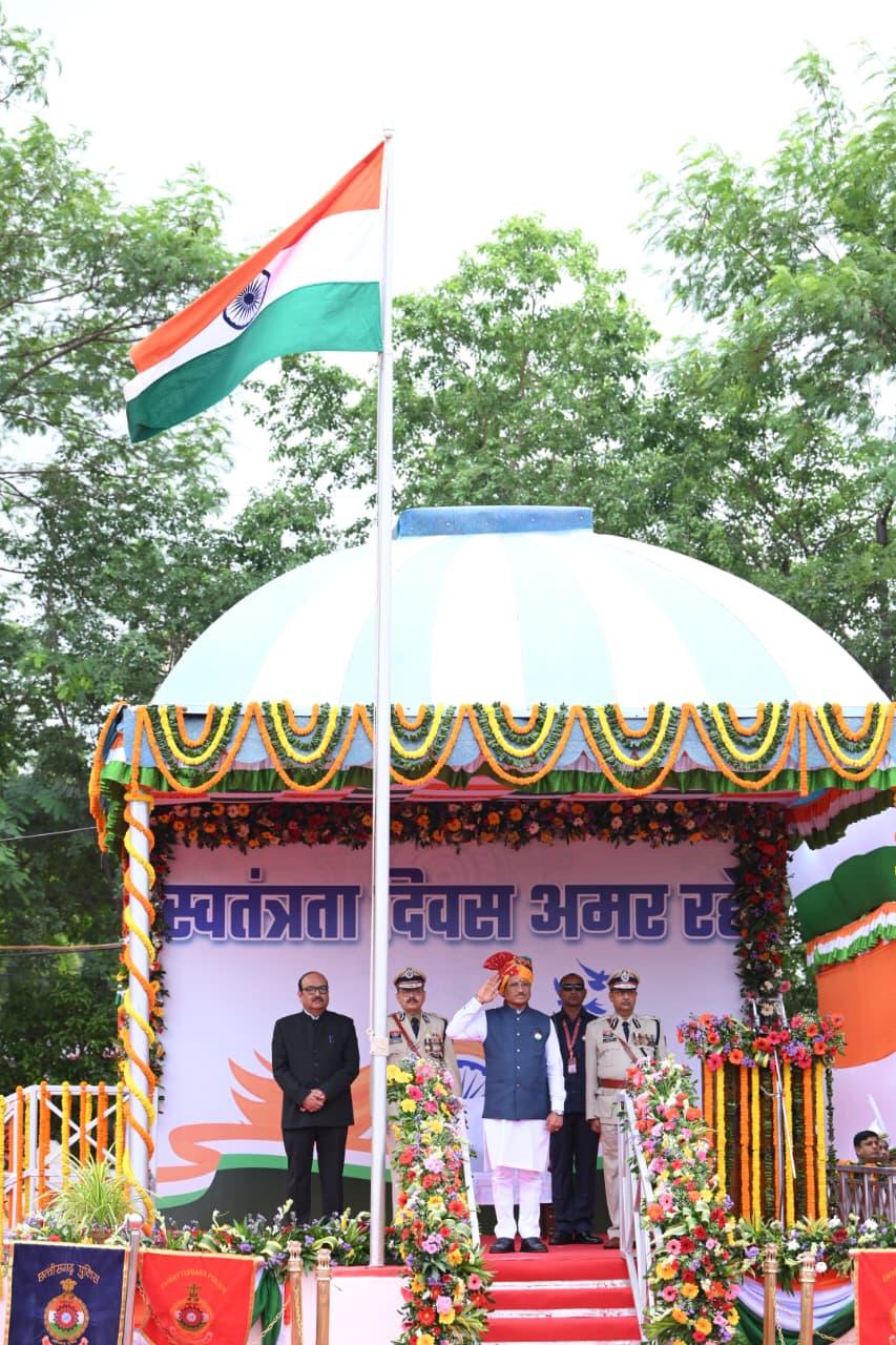 स्वतंत्रता दिवस समारोह: मुख्यमंत्री साय ने पुलिस परेड ग्राउंड पर किया ध्वजारोहण, परेड की ली सलामी