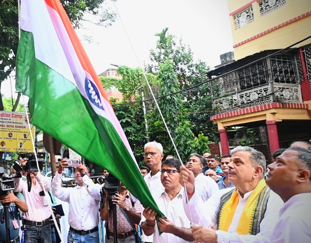 सरसंघचालक ने नागपुर, सरकार्यवाह ने कोलकाता संघ कार्यालय में किया ध्वजारोहण