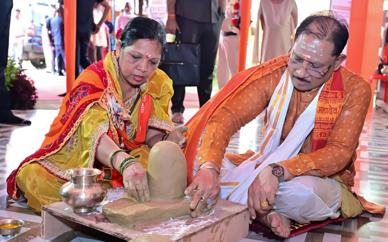 मुख्यमंत्री विष्णुदेव साय ने सावन सोमवार और नागपंचमी पर फलेश्वरनाथ महादेव की पूजा-अर्चना की