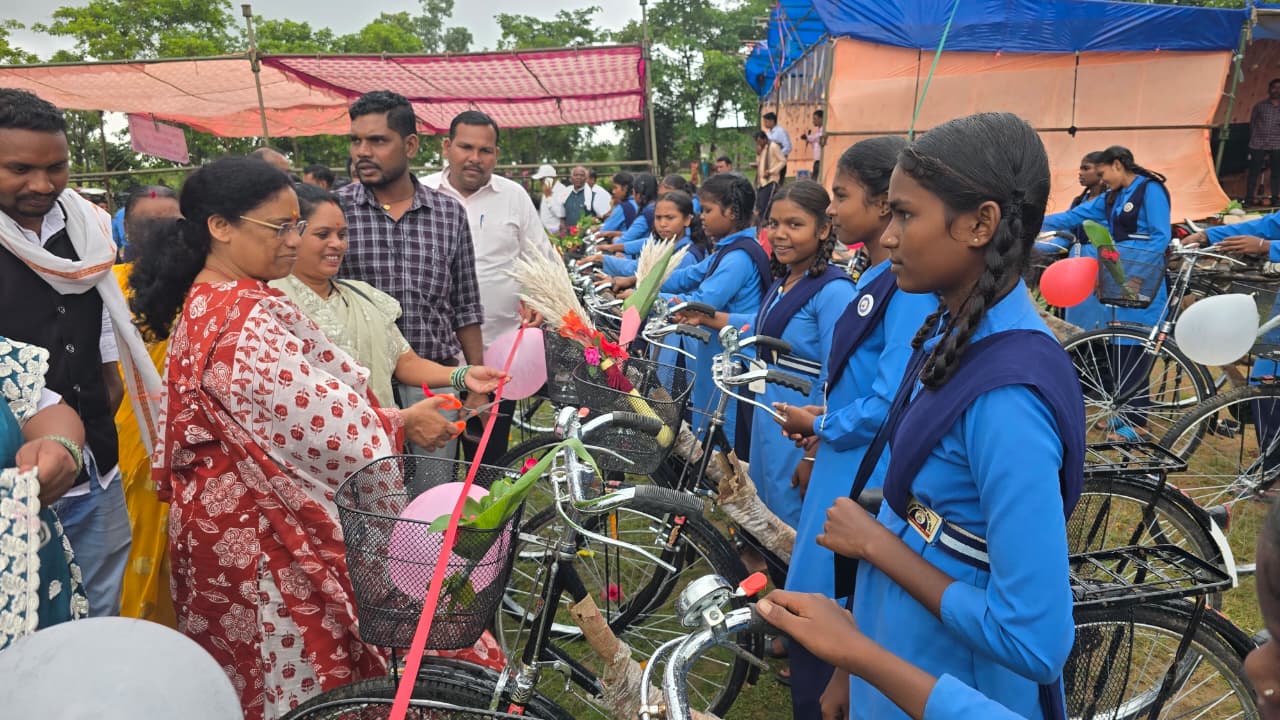 सरस्वती साइकिल योजना अंतर्गत मोहलई में 42 छात्राओं को मिली साइकिल