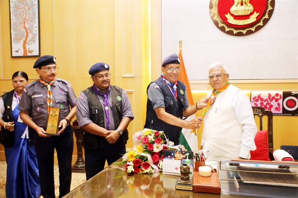 राज्यपाल पटेल ने स्काउट्स एवं गाइड स्कार्फ धारण किया लोकभवन में विश्व स्कार्फ दिवस मना