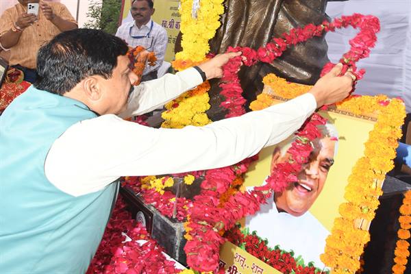 मुख्यमंत्री डॉ. यादव ने पूर्व मुख्यमंत्री स्व. बाबूलाल गौर की पुण्यतिथि पर दी श्रद्धांजलि