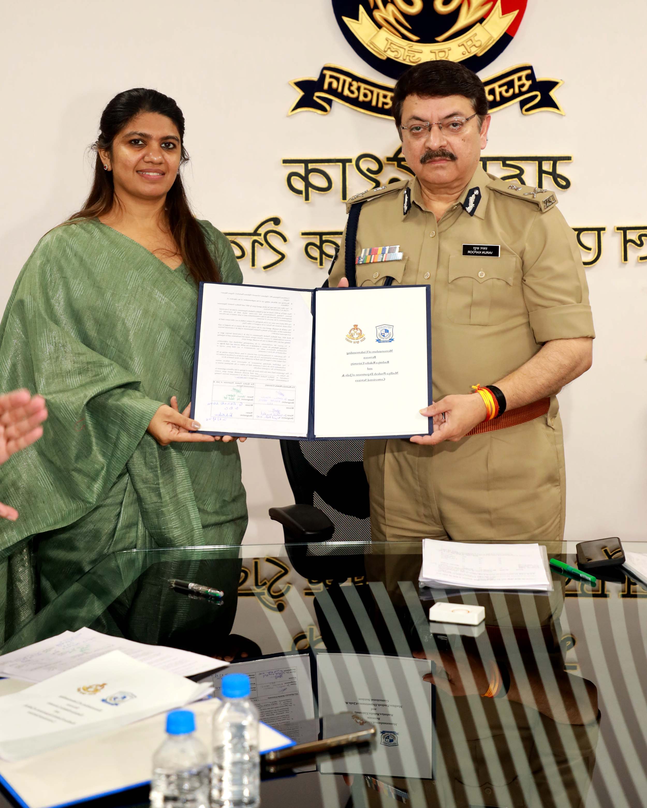 मध्यप्रदेश की जेलों में मानसिक रूप से बीमार एवं तनावग्रस्त बंदियों के मानसिक सुधार की दिशा में महत्वपूर्ण पहल जेल विभाग एवं राष्ट्रीय रक्षा विश्वविद्यालय, गुजरात के बीच मानसिक स्वास्थ्य एवं साइको-सोशल काउंसलिंग के लिए MOU मास्टर ट्रेनर्स तैयार कर प्रदेश की जेलों में विकसित किया जाएगा साइको-सोशल काउंसलिंग का सुदृढ़ तंत्र
