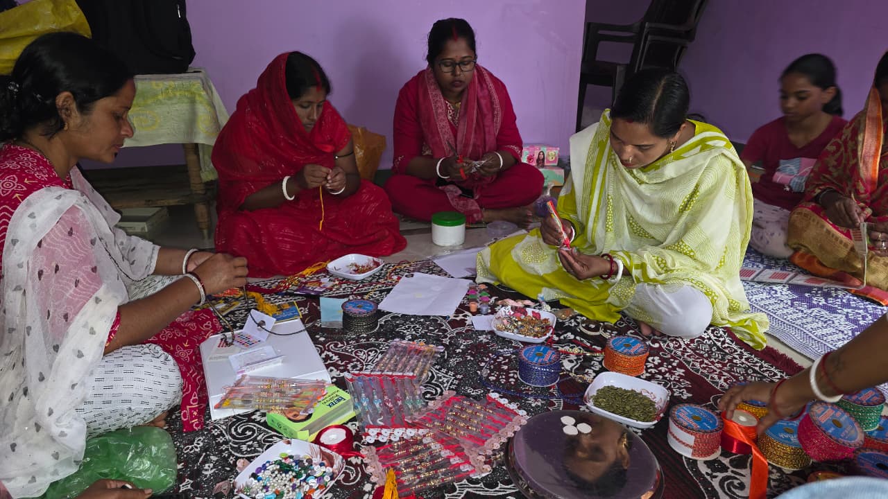 बिहान से कम लागत में राखी निर्माण को मिला नया आयाम, आत्मनिर्भर बन रहीं ग्रामीण महिलाएं