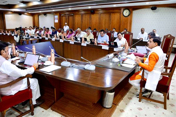 5 हजार से अधिक किसानों के हित में बड़ा निर्णय, कवच योजना को मंजूरी अपेक्स और जिला सहकारी बैंकों द्वारा 50 करोड़ की निधि की जाएगी निर्मित राज्य सरकार 25 करोड़ की अंशपूंजी करायेगी उपलब्ध जनजातीय कार्य विभाग के शैक्षणिक संवर्ग के लिए चतुर्थ क्रमोन्नत वेतनमान की स्वीकृति स्टेट डाटा सेन्टर के उन्नयन, परिचालन एवं संधारण के लिए 1,099.58 करोड़ रूपये की स्वीकृति प्रदेश के सर्वांगीण विकास और जन-कल्याण को गति देने के लिए कुल 32,070 करोड़ रुपये की योजनाओं और प्रस्तावों को स्वीकृति मुख्यमंत्री डॉ. यादव की अध्यक्षता में मंत्रि-परिषद की बैठक में लिये गए निर्णय