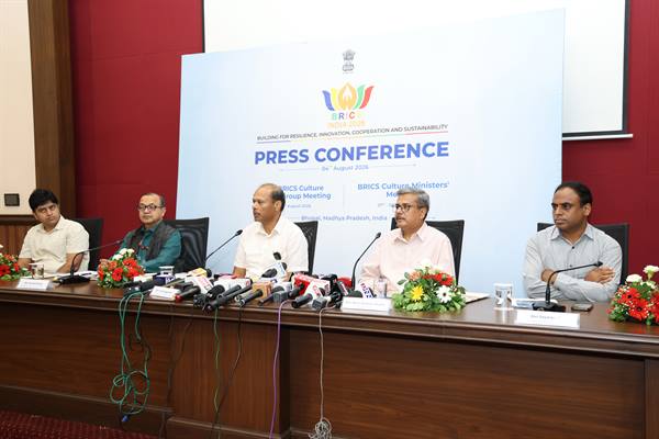 ब्रिक्स संस्कृति कार्य समूह और संस्कृति मंत्रियों की बैठक 5 से 8 अगस्त तक भोपाल में ब्रिक्स सदस्य देशों के बीच सांस्कृतिक सहयोग को मिलेगा बढ़ावा - संस्कृति सचिव  अग्रवाल ब्रिक्स सांस्कृतिक महोत्सव 6-7 अगस्त को रवींद्र भवन में ज्ञान भारतम, प्रोजेक्ट मौसम और प्रोजेक्ट बृहत्तर भारत पर विशेष प्रदर्शनियां हेरिटेज वॉक, शिकारा राइड, बर्ड वाचिंग सहित भोपाल की स्थानीय गतिविधियों का मिलेगा आनंद *विश्व धरोहर स्थल सांची और भीमबेटका का प्रतिनिधि करेंगे भ्रमण