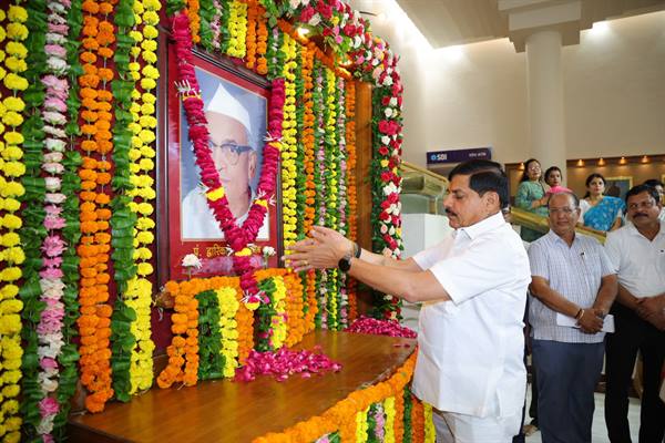 पं. द्वारिका प्रसाद मिश्र का व्यक्तित्व और कतित्व योगदान सदैव रहेगा प्रेरणास्रोत : मुख्यमंत्री डॉ. यादव मुख्यमंत्री ने पूर्व मुख्यमंत्री स्व. मिश्र की जयंती पर पुष्पांजलि अर्पित कर किया नमन