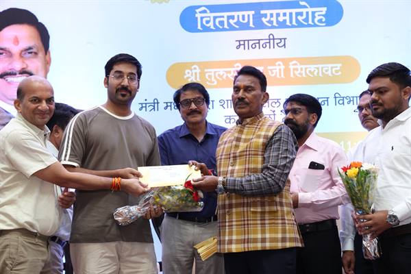 नवनियुक्त कर्मचारी पूरी निष्ठा और लगन से कार्य करें : जल संसाधन मंत्री  सिलावट 81 नवनियुक्त विभागीय कर्मचारियों को नियुक्ति पत्र वितरित किए
