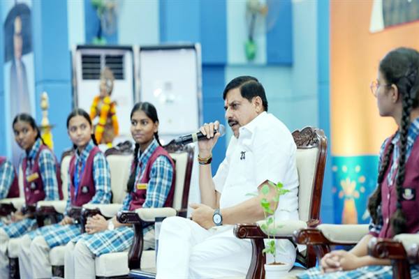विद्यार्थियों के चेहरे पर मुझे दिखता है भारत का भविष्य : मुख्यमंत्री डॉ. यादव अनुशासन, आत्मविश्वास और मेहनत तय करती है मंजिल विद्यार्थियों के सपने साकार करेगी मध्यप्रदेश सरकार विकसित भारत के संकल्प को पूरा करेगा युवा वर्ग आज का विद्यार्थी है कल का भारत कमला नेहरू सांदीपनि विद्यालय में छात्राओं और शिक्षकों के साथ किया संवाद मुख्यमंत्री ने निभाई मास्टर ट्रेनर की भूमिका, विद्यार्थियों को दिये सफलता के टिप्स