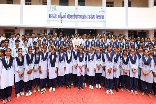 प्रशिक्षु छात्राएं आत्मविश्वास रखें, तकनीकी दक्षता के साथ अपनी जड़ों से जुड़े : मुख्यमंत्री डॉ. यादव तकनीकी शिक्षा और कौशल विकास देश की युवाओं को आत्मनिर्भर बनाने का सशक्त माध्यम मुख्यमंत्री ने शासकीय आदिवासी महिला आईटीआई में किया प्रशिक्षु छात्राओं से संवाद प्रशिक्षण और योजनाओं की जानकारी ली