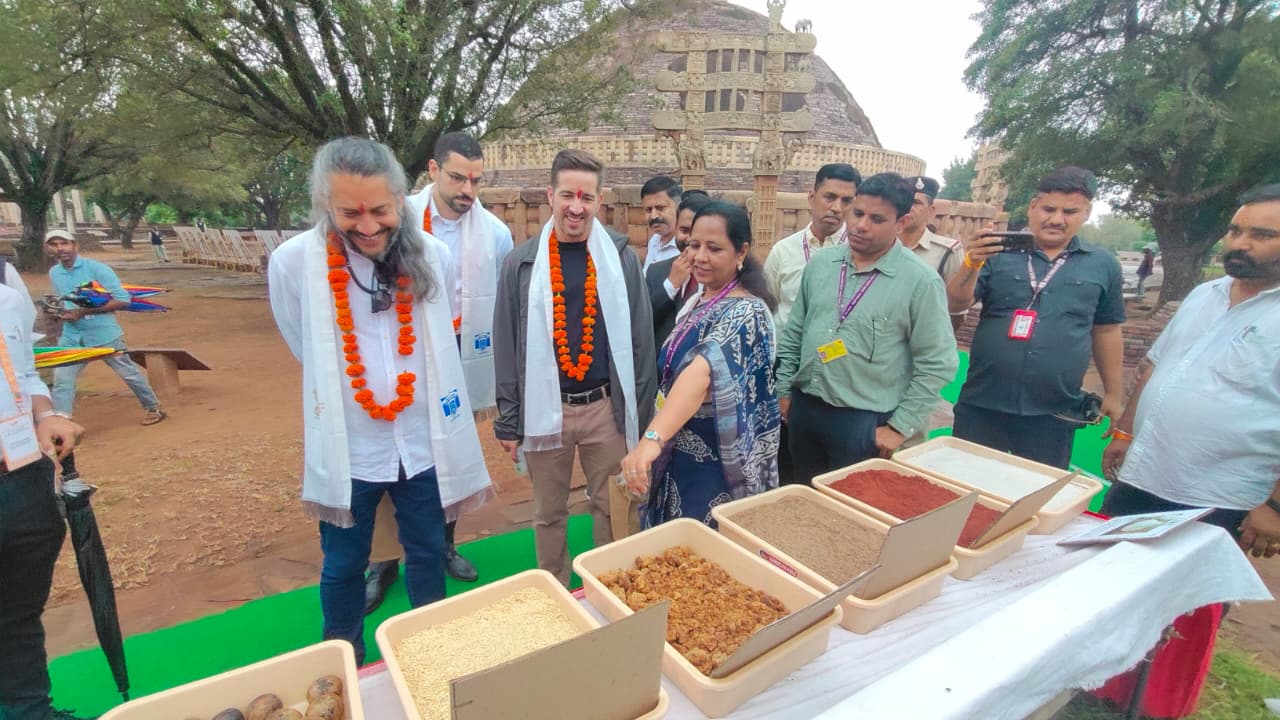 सांची में समृद्ध बौद्ध विरासत और स्थापत्य कला को देख अभिभूत हुए ब्रिक्स डेलीगेट्स सांची को बताया शांति और आध्यात्मिकता का अद्भुत केंद्र