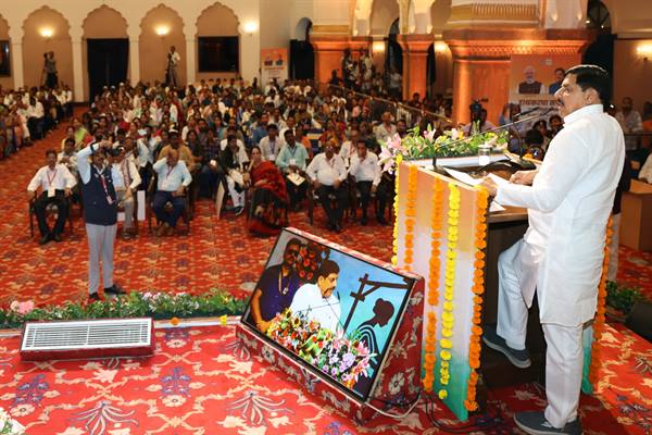 कुटीर एवं ग्रामोद्योग उत्पादों की ग्लोबल मार्केटिंग के करेंगे समस्त प्रयास : मुख्यमंत्री डॉ. यादव कुटीर एवं ग्रामोद्योग विभाग के पोर्टल को मिला देश में पहला स्थान प्रदेश के बुनकर, शिल्पकार और कलाकारों की समृद्धि के लिए सदैव तत्पर सरकार मृगनयनी डॉट कॉम और ओडीओपी मार्ट एमपी ई-कॉमर्स पोर्टल्स का किया शुभारंभ मृगनयनी पोर्टल पर अभी 460 प्रोडक्ट उपलब्ध, जल्द ही 1 हजार तक बढ़ेगी संख्या अब देश में 16 हजार स्थानों पर होगी मृगनयनी एम्पोरियम के प्रोडक्ट्स की डिलीवरी मुख्यमंत्री डॉ. यादव ने राज्य स्तरीय समारोह में 15 बुनकरों और शिल्पियों को किया पुरस्कृत और सम्मानित