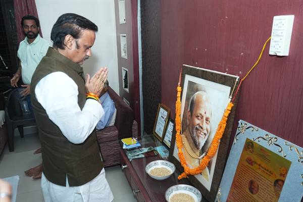 उपमुख्यमंत्री  राजेंद्र शुक्ल ने पूर्व मंत्री स्व.  पारस जैन के निवास पहुंचकर परिजनों से की भेंट, व्यक्त की शोक संवेदना